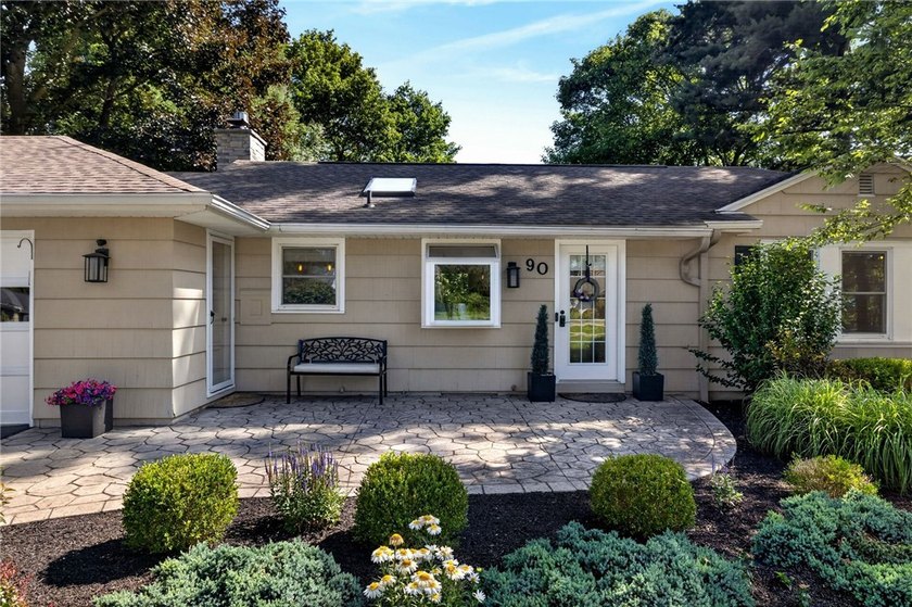 Esthetically pleasing 3 bedroom, 2 full bathroom pristine ranch - photo 2