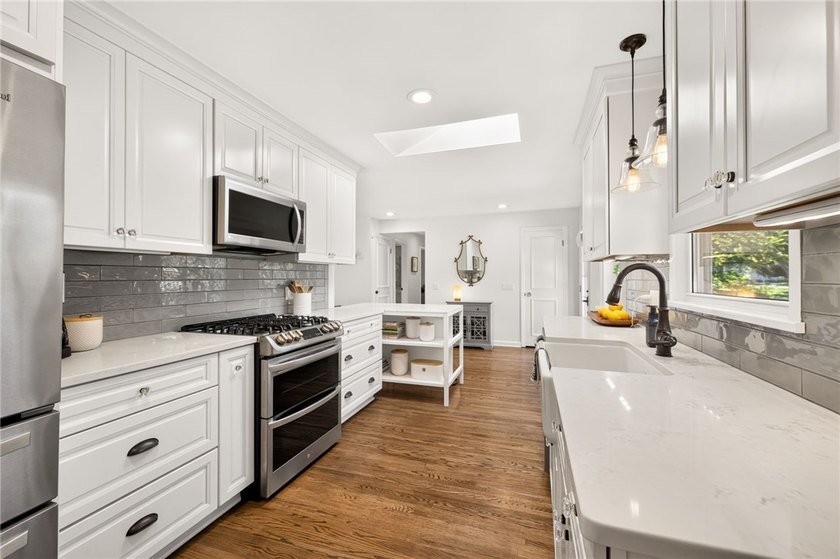 Esthetically pleasing 3 bedroom, 2 full bathroom pristine ranch - photo 3