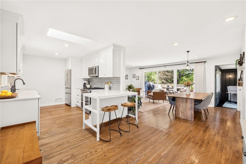 Esthetically pleasing 3 bedroom, 2 full bathroom pristine ranch - photo 6