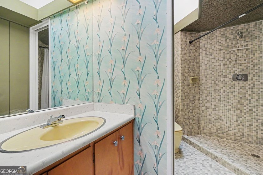 Welcome to this beautiful 3-bedroom, 2-bathroom home in the - photo 9