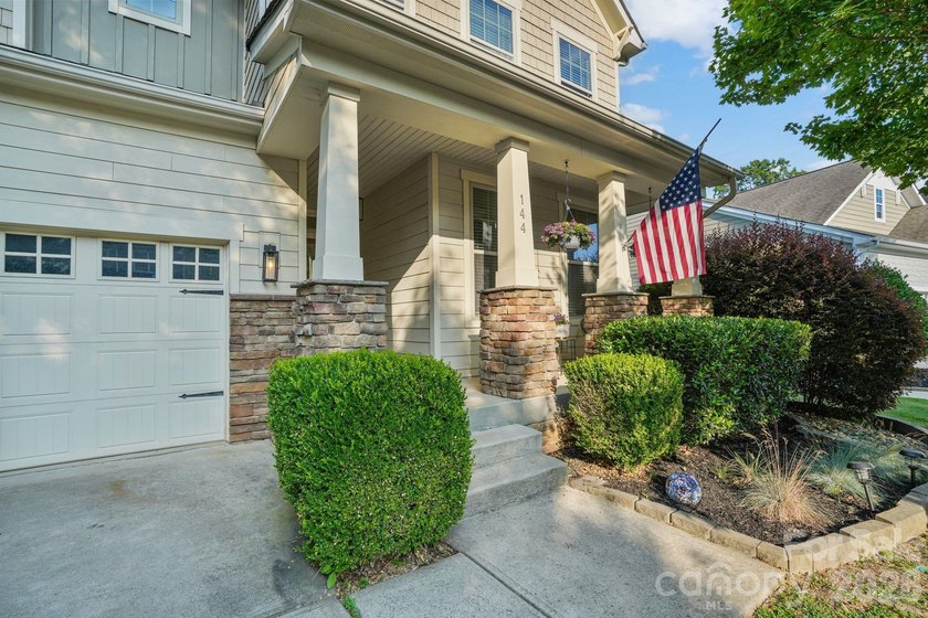 Welcome to this beautifully updated 5-bedroom, 4-bathroom home - photo 2