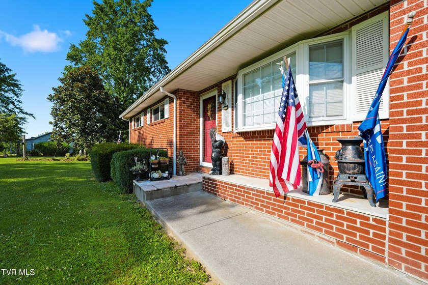 Welcome to your own private retreat! Situated on approximately 8 - photo 8