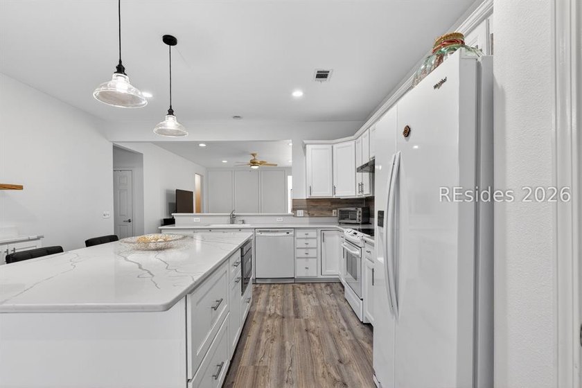 Welcome to 124 Honesty Lane, where breathtaking lagoon views - photo 21
