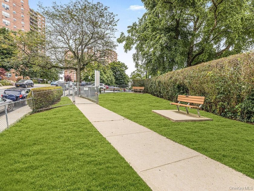 Renovated 1-bedroom co-op located in the highly sought-after - photo 23