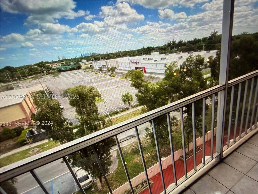 NVESTMENT PRICED TO SELL!!! This beautiful 1/1 + DEN has - photo 11