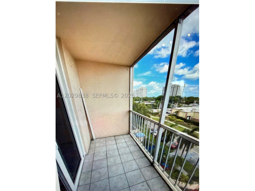 NVESTMENT PRICED TO SELL!!! This beautiful 1/1 + DEN has - photo 14