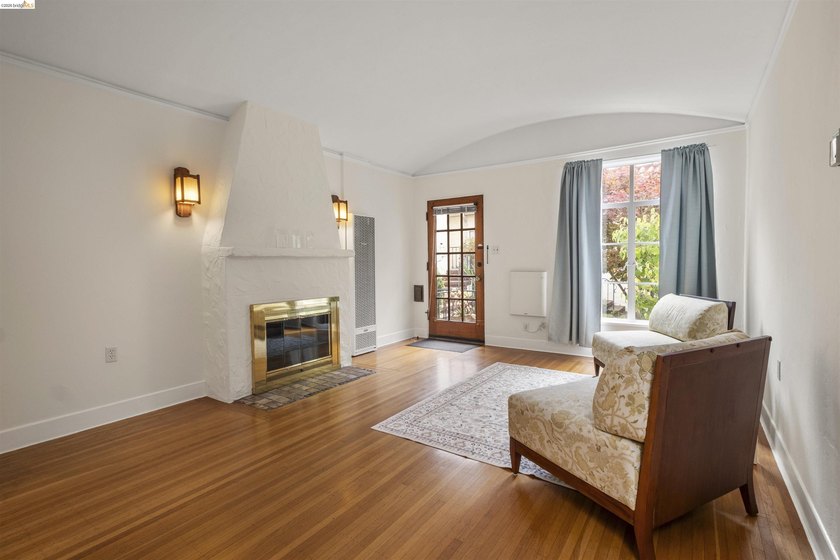 Romantic Spanish Revival Courtyard Condo/Townhouse on one level - photo 15