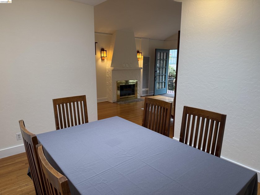 Romantic Spanish Revival Courtyard Condo/Townhouse on one level - photo 18