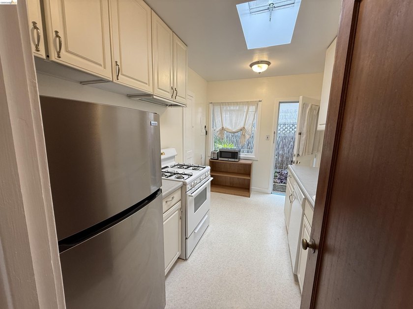 Romantic Spanish Revival Courtyard Condo/Townhouse on one level - photo 24