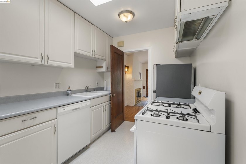 Romantic Spanish Revival Courtyard Condo/Townhouse on one level - photo 25