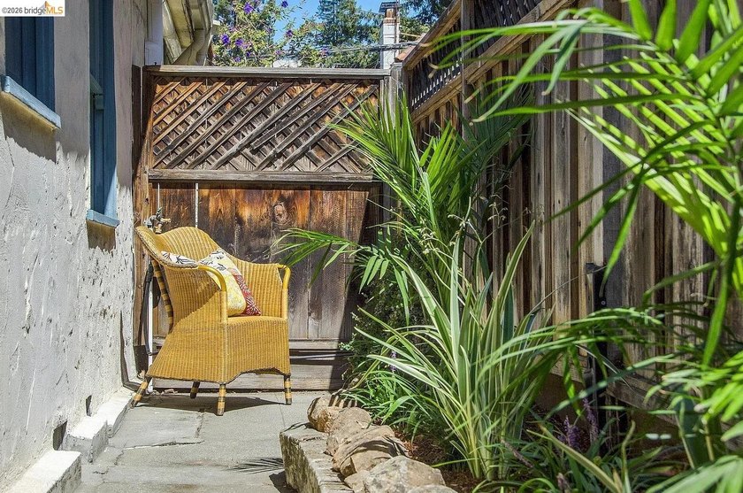 Romantic Spanish Revival Courtyard Condo/Townhouse on one level - photo 40