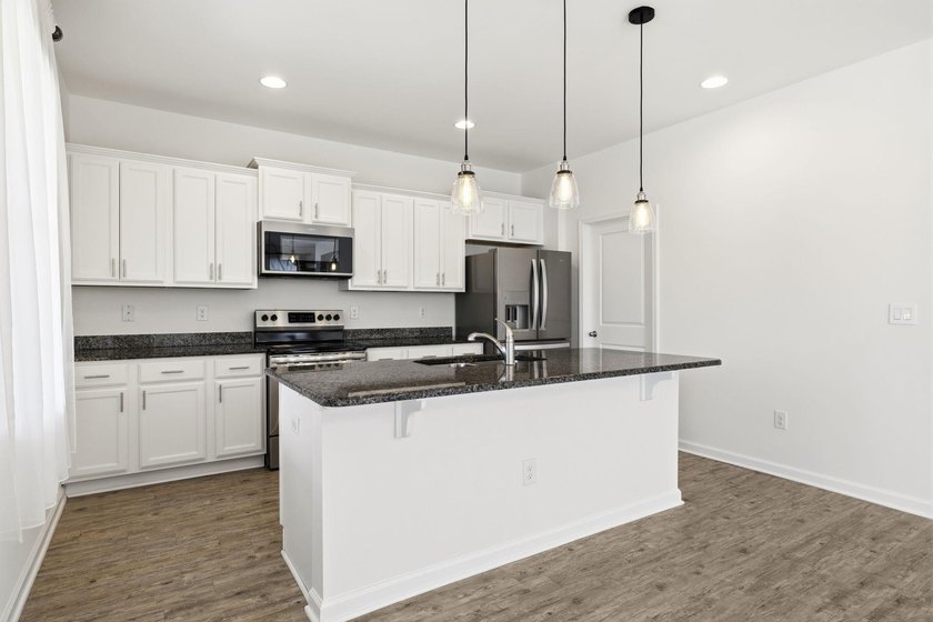 Absolutely beautiful and meticulously maintained 4 bedroom 2.5 - photo 11