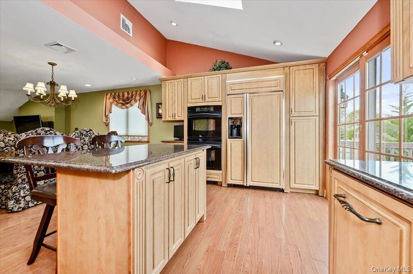 Perfectly positioned on a prime mid block in South Merrick, this - photo 12