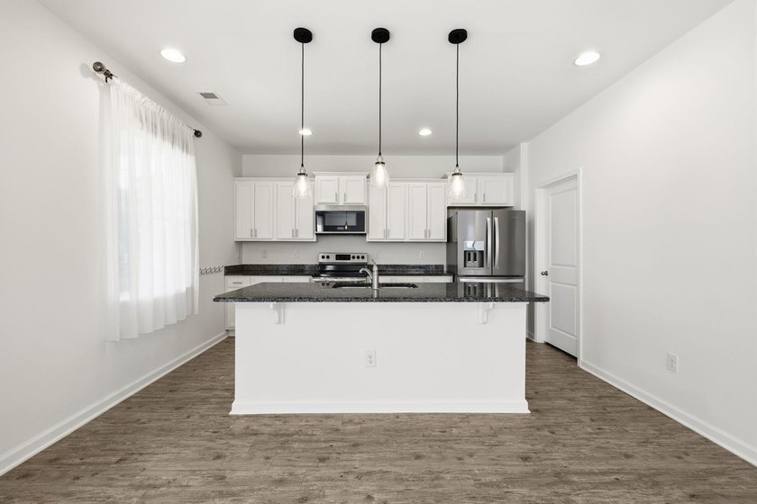 Absolutely beautiful and meticulously maintained 4 bedroom 2.5 - photo 13