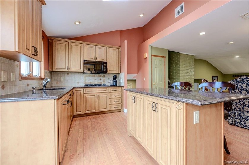 Perfectly positioned on a prime mid block in South Merrick, this - photo 13