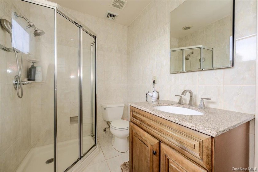 Perfectly positioned on a prime mid block in South Merrick, this - photo 17