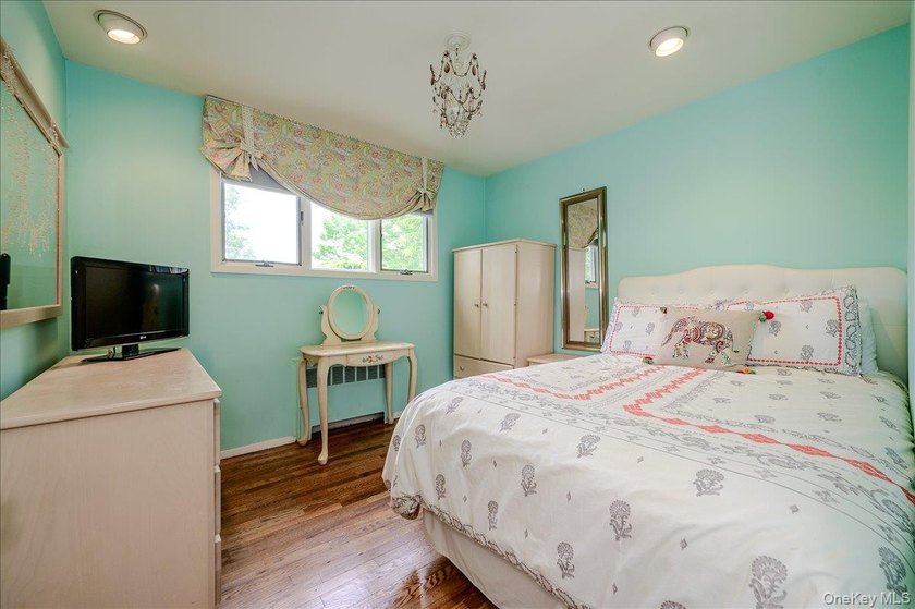 Perfectly positioned on a prime mid block in South Merrick, this - photo 18