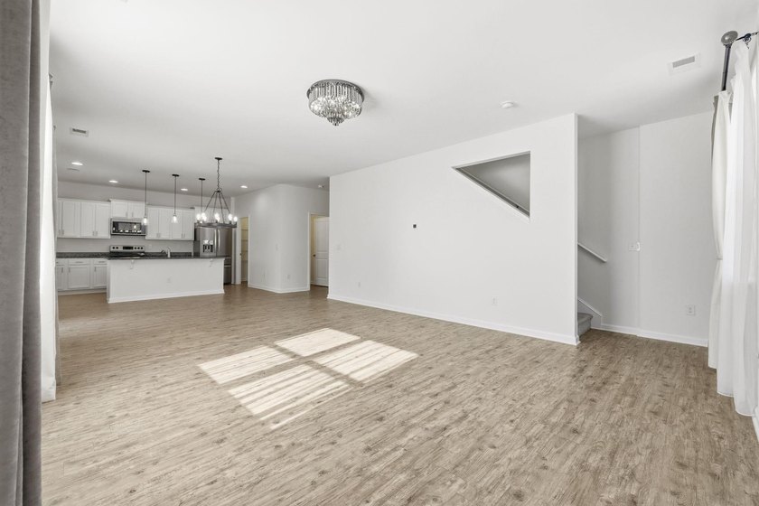 Absolutely beautiful and meticulously maintained 4 bedroom 2.5 - photo 25