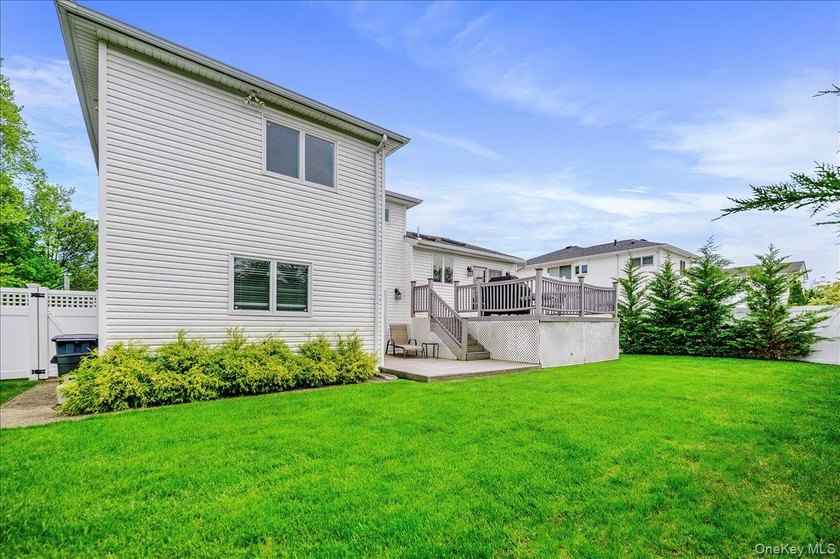 Perfectly positioned on a prime mid block in South Merrick, this - photo 25