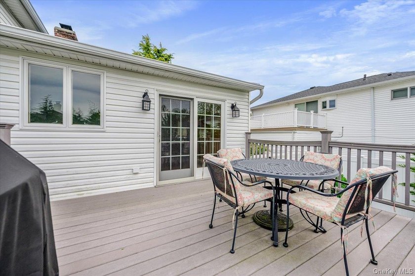 Perfectly positioned on a prime mid block in South Merrick, this - photo 27
