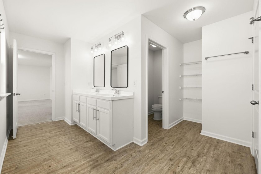 Absolutely beautiful and meticulously maintained 4 bedroom 2.5 - photo 36