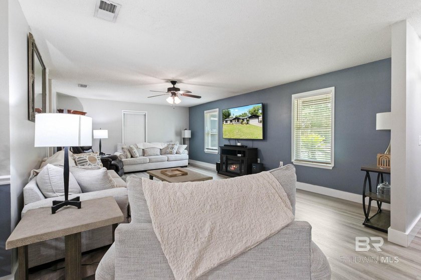 Beautiful 3BR/2BA (with very large bonus room) home featuring - photo 8