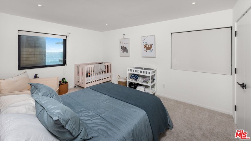 Beautiful, turnkey beachfront retreat in the coveted Malibu Road - photo 11