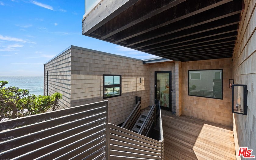 Beautiful, turnkey beachfront retreat in the coveted Malibu Road - photo 13