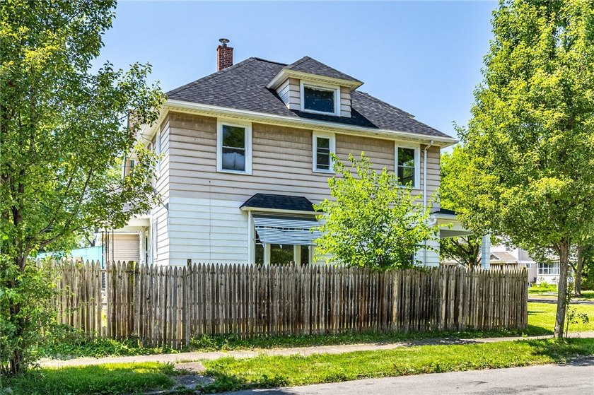 Another Rockin' Rochester offering! This spacious home boasts - photo 2