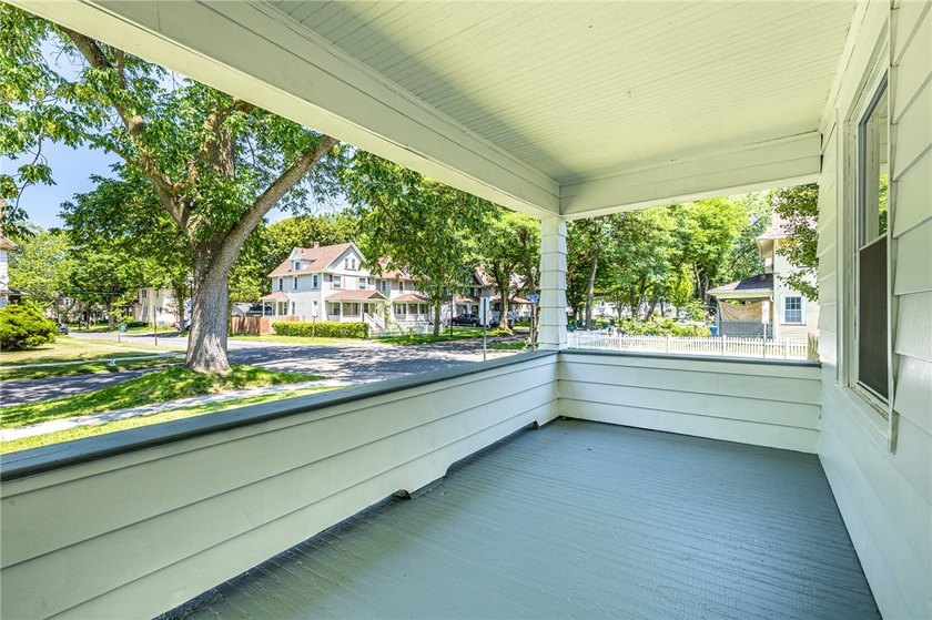 Another Rockin' Rochester offering! This spacious home boasts - photo 4