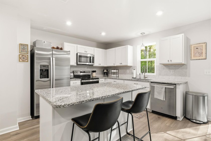 Welcome to this beautifully maintained 3-bedroom, 2.5-bathroom - photo 11