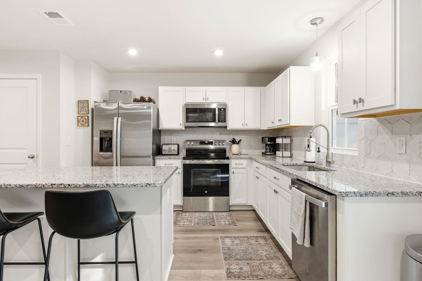 Welcome to this beautifully maintained 3-bedroom, 2.5-bathroom - photo 12