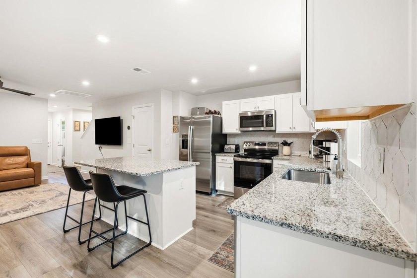 Welcome to this beautifully maintained 3-bedroom, 2.5-bathroom - photo 13