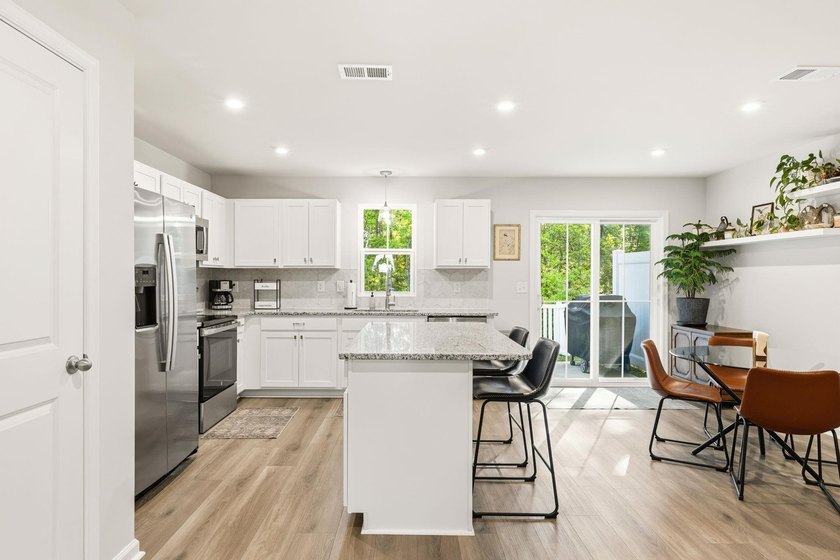 Welcome to this beautifully maintained 3-bedroom, 2.5-bathroom - photo 14