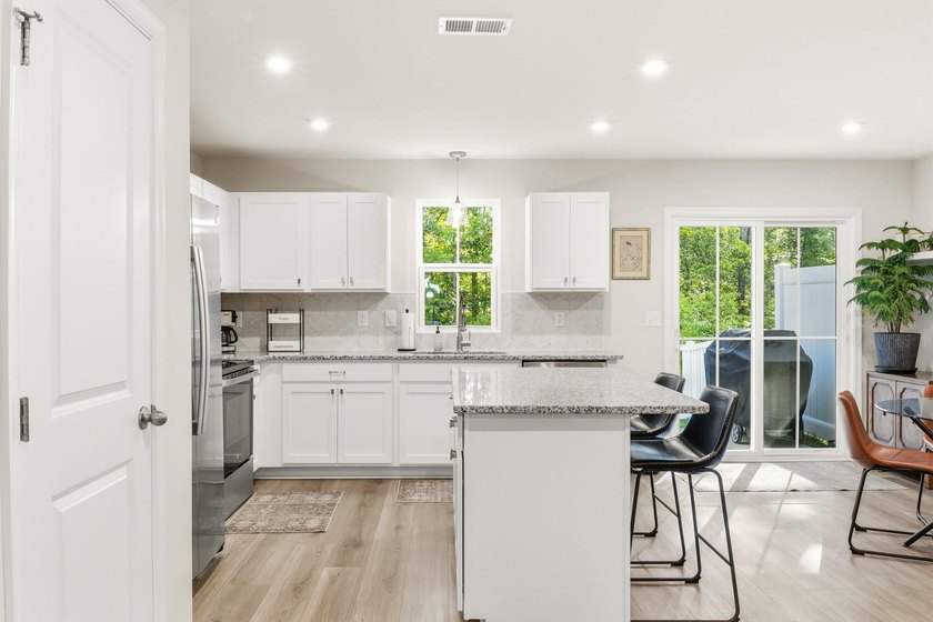 Welcome to this beautifully maintained 3-bedroom, 2.5-bathroom - photo 15