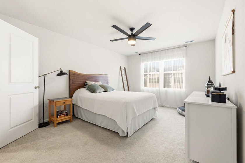 Welcome to this beautifully maintained 3-bedroom, 2.5-bathroom - photo 17