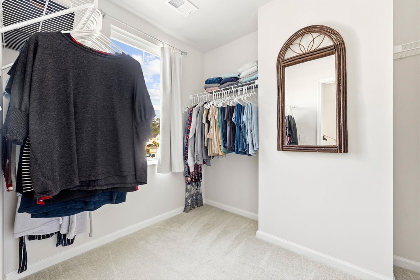 Welcome to this beautifully maintained 3-bedroom, 2.5-bathroom - photo 18