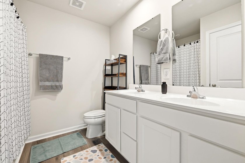 Welcome to this beautifully maintained 3-bedroom, 2.5-bathroom - photo 20