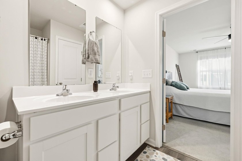 Welcome to this beautifully maintained 3-bedroom, 2.5-bathroom - photo 21