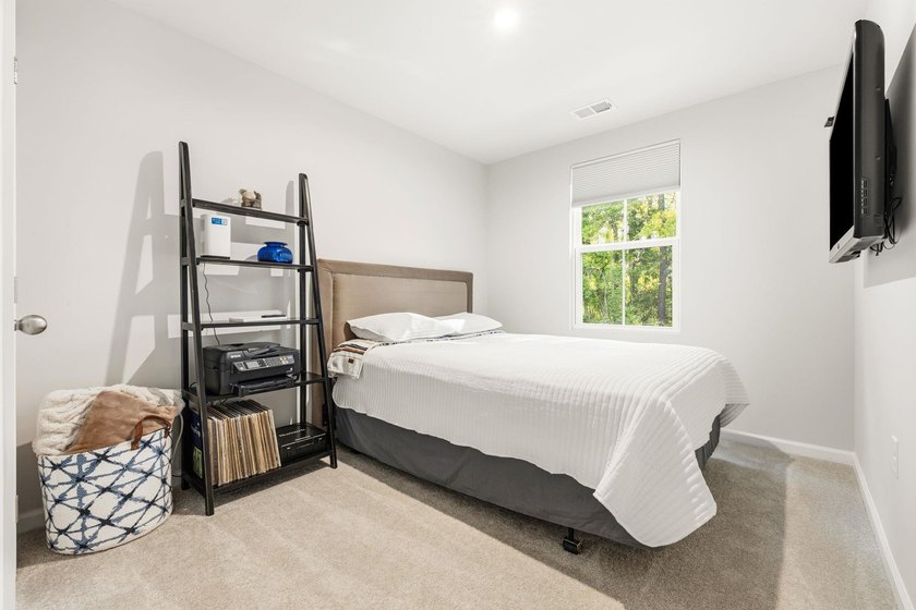 Welcome to this beautifully maintained 3-bedroom, 2.5-bathroom - photo 22