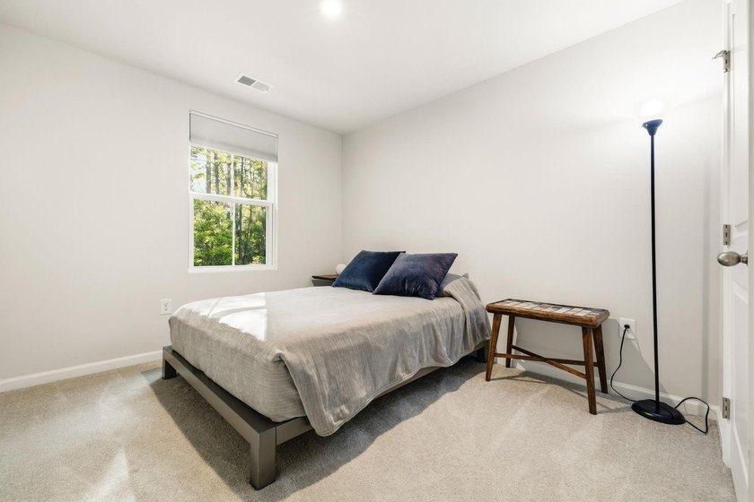Welcome to this beautifully maintained 3-bedroom, 2.5-bathroom - photo 23