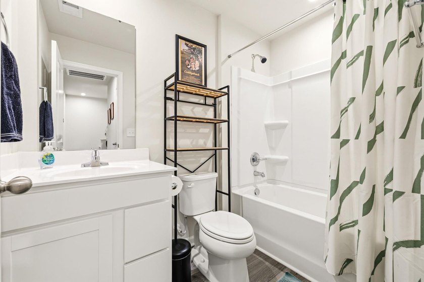 Welcome to this beautifully maintained 3-bedroom, 2.5-bathroom - photo 24