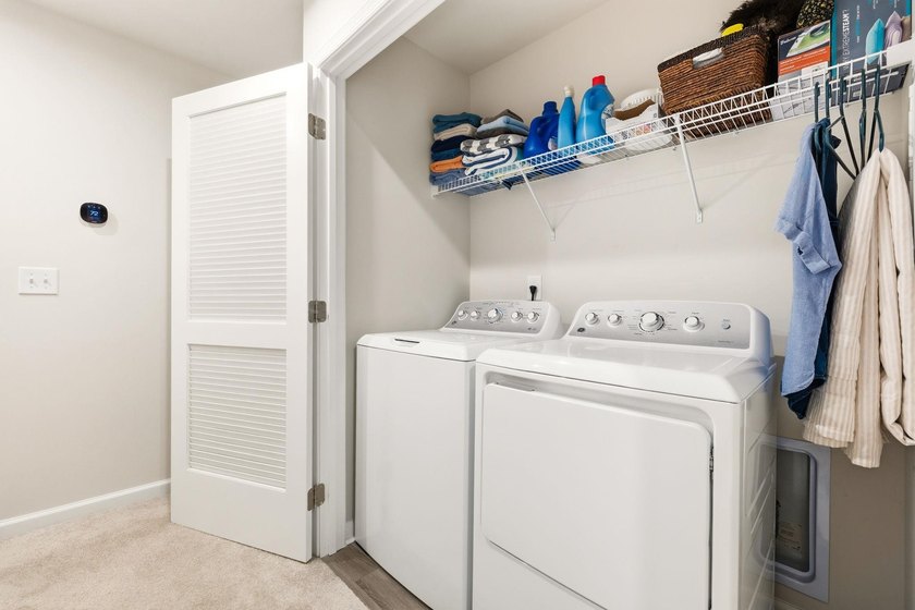 Welcome to this beautifully maintained 3-bedroom, 2.5-bathroom - photo 25