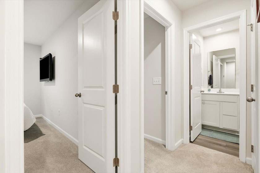 Welcome to this beautifully maintained 3-bedroom, 2.5-bathroom - photo 26