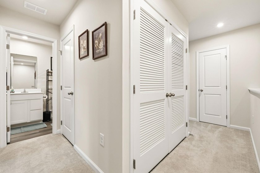 Welcome to this beautifully maintained 3-bedroom, 2.5-bathroom - photo 27