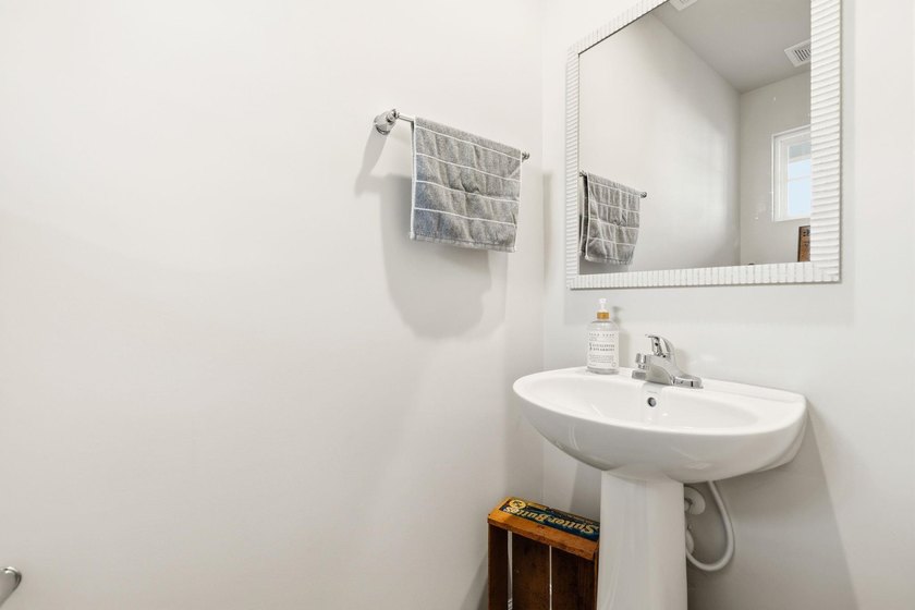 Welcome to this beautifully maintained 3-bedroom, 2.5-bathroom - photo 28