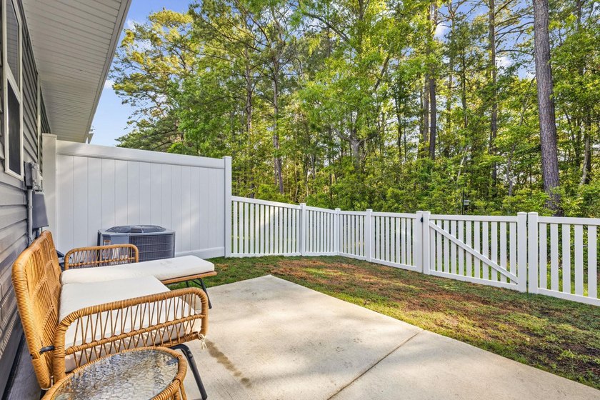 Welcome to this beautifully maintained 3-bedroom, 2.5-bathroom - photo 29