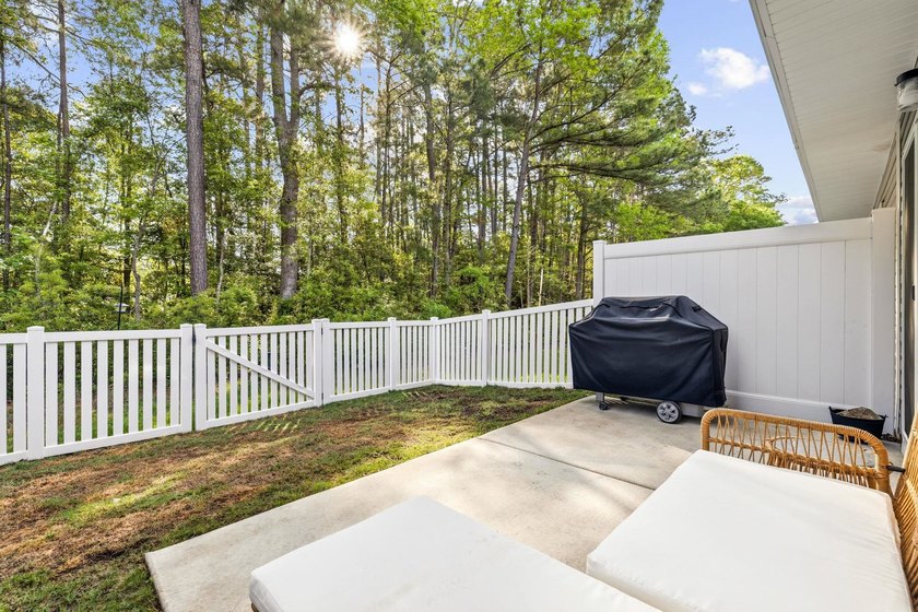 Welcome to this beautifully maintained 3-bedroom, 2.5-bathroom - photo 30