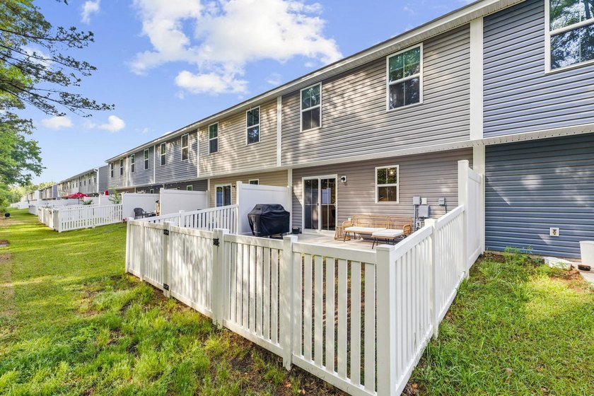 Welcome to this beautifully maintained 3-bedroom, 2.5-bathroom - photo 31