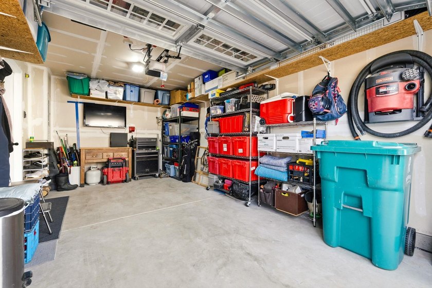 Welcome to this beautifully maintained 3-bedroom, 2.5-bathroom - photo 32